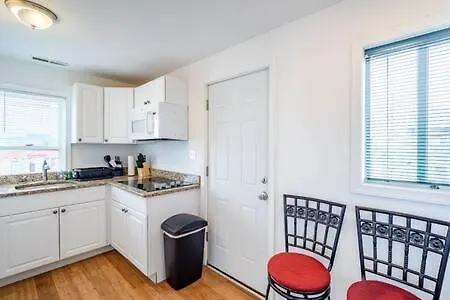 Apartment Modern 2br Ocean Block Walk To The